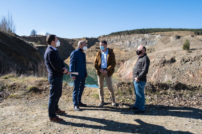 El Consejero De Industria, Turismo, Innovación, Transporte Y Comercio, Javier López Marcano, Visita La Explotación Minera Caducada Laura Que Será Objeto De Una Restauración Ambiental, Ubicada En Matarrepudio (Valdeolea)