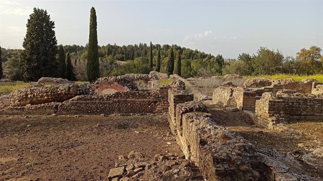 Ruinas de Itálica con una de sus colinas al fondo