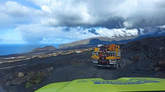 El dispositivo de reparto de agua en la zona afectada por el volcán realiza cerca de un millar de entregas