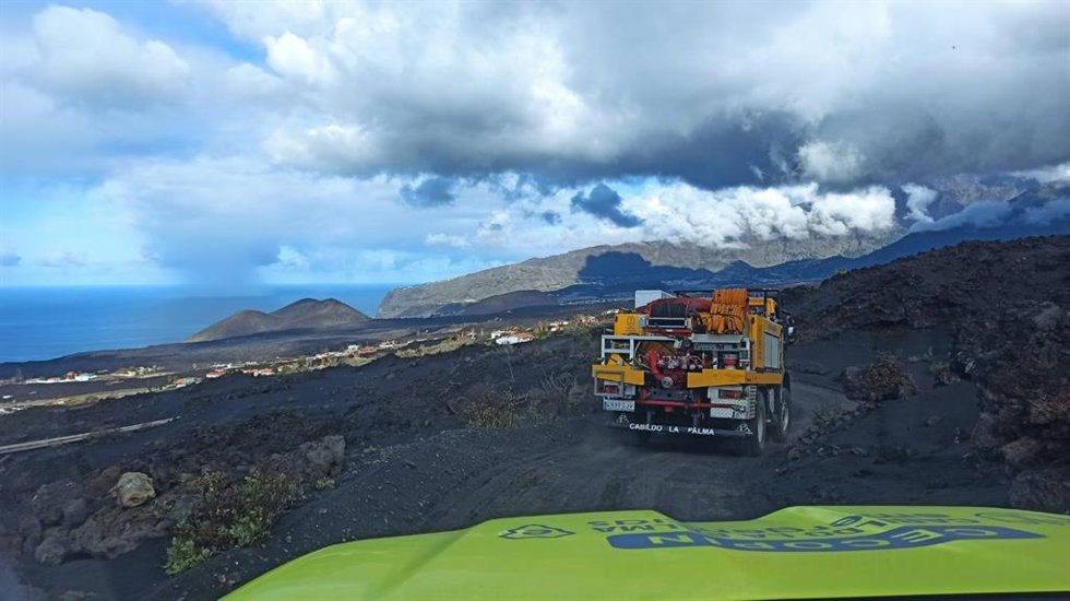 El dispositivo de reparto de agua en la zona afectada por el volcán realiza cerca de un millar de entregas