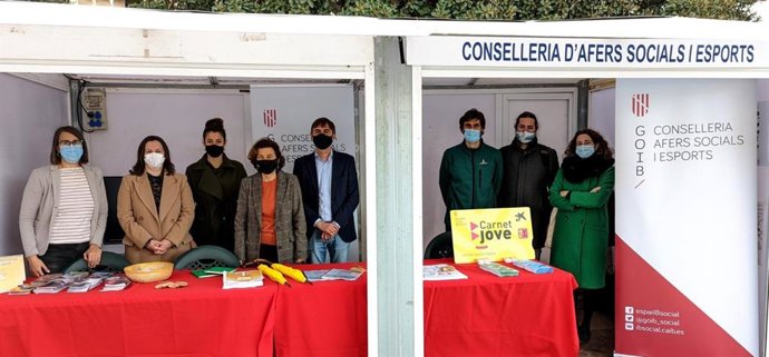 La consellera de Asuntos Sociales y Deportes, Fina Santiago, en el stand de la Conselleria en el Parc de la Mar