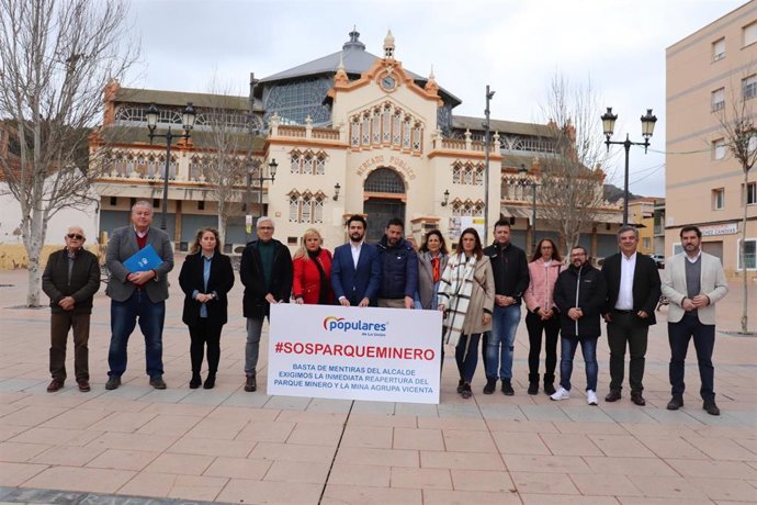 El senador del PP, Juan María Vázquez, junto con su homólogo Francisco Bernabé, los diputados nacionales, Isabel Borrego y Juan Luis Pedreño, y el portavoz del PP en La Unión, Joaquín Zapata