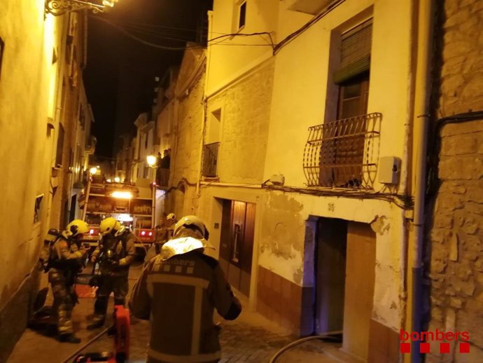 Bombers treballant en l'incendi d'un habitatge a les Borges Blanques (Lleida).