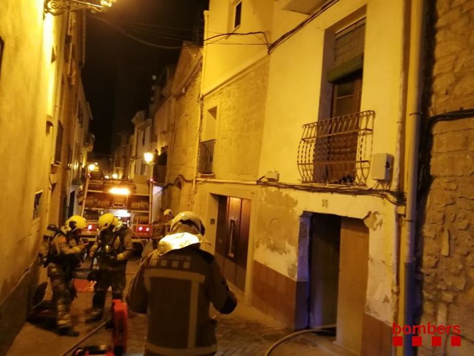 Bombers treballant en l'incendi d'un habitatge a les Borges Blanques (Lleida).