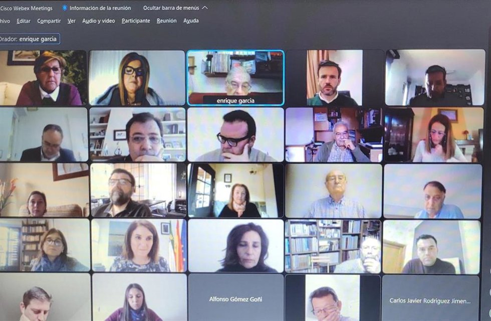 Momento de la reunión por videoconferencia de Fernández Vara con presidentes de las casas de Extremadura en España.