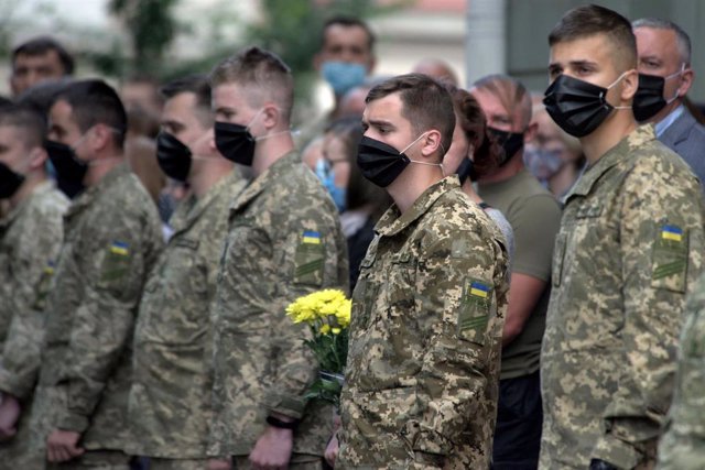 Archivo - Soldados ucranianos en un funeral en Leópolis. 