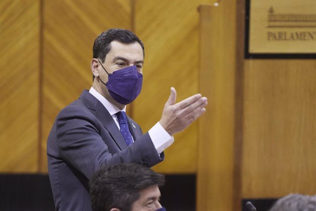 El presidente de la Junta, Juanma Moreno, durante sesión plenaria ordinaria en el Parlamento de Andalucía, a 23 de febrero de 2022 en Sevilla (Andalucía, España)