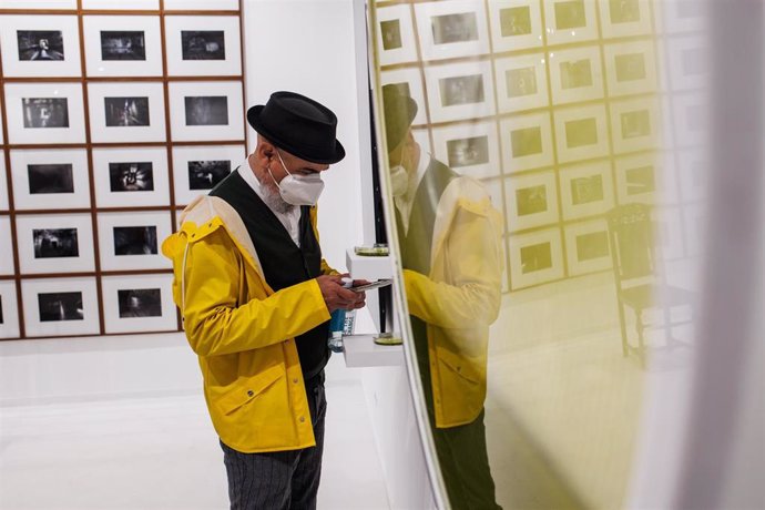 Un visitante junto a la obra NFT 'OLEA', del artista Solimán López, en el estand de la galería Baró, en ARCO 2022, a 23 de febrero de 2022, en Madrid (España) . 