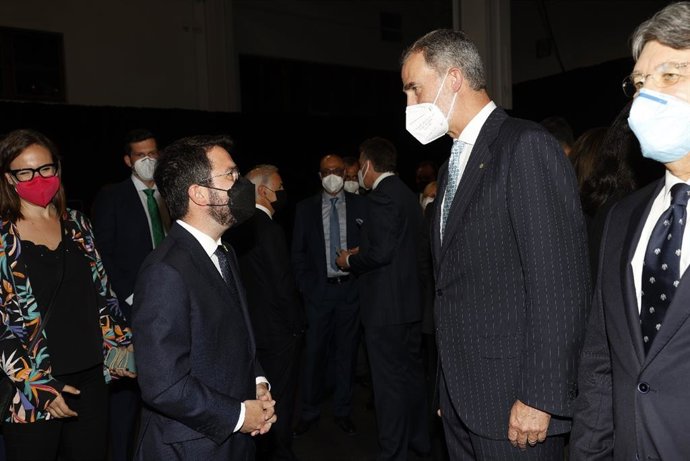 Arxivo - El Rei conversa amb el president de la Generalitat de Catalunya, Pere Aragonés, durant el sopar del World Mobile Congress 2021