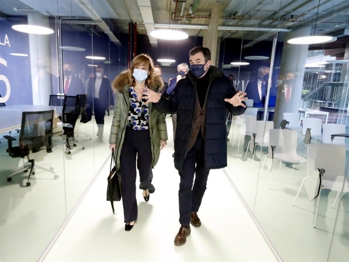 El conselleiro de Cultura, Educación e Universidade, Román Rodríguez, junto a la ministra de Educación y FP, Pilar Alegría