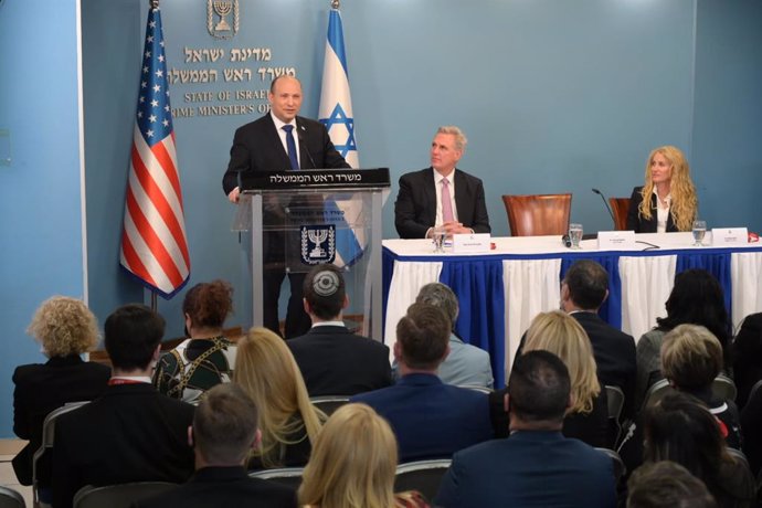 HANDOUT - 21 February 2022, Israel, Jerusalem: Isralei Prime Minister Naftali Bennett (L) speaks during a meeting with a members of a UScongressional delegation comprising Republican members, and organised by the American Israel Public Affairs Committe
