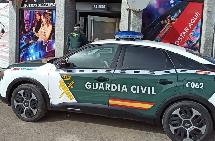 Un vehículo de la Guardia Civil frente a un salón de juegos y apuestas en Llucmajor