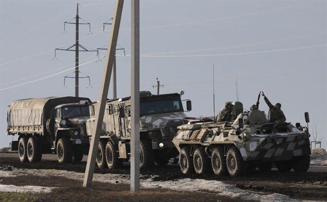 Vehículos militares aparcados junto a una carretera cerca de la frontera entre Rusia y Ucrania en la región de Belgorod, Rusia. 