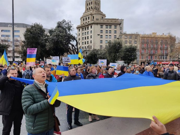 Unes 300 persones protesten a Barcelona per l'atac rus a Ucrana