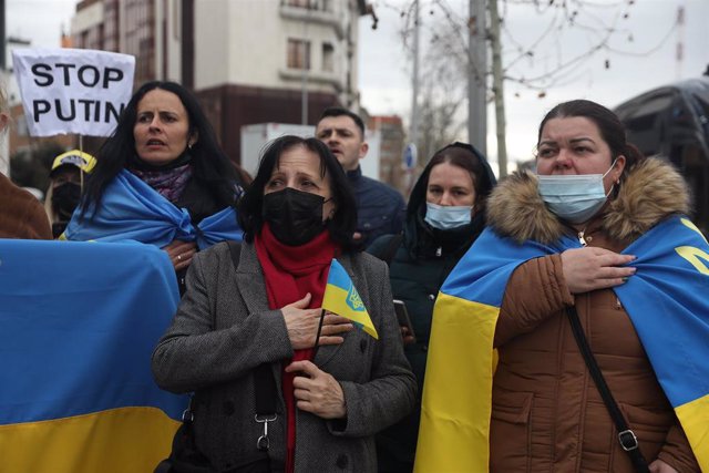 Varias personas con banderas de Ucrania, participan en una nueva concentración ante la embajada rusa de Madrid tras los ataques en Ucrania, a 25 de febrero de 2022, en Madrid (España).