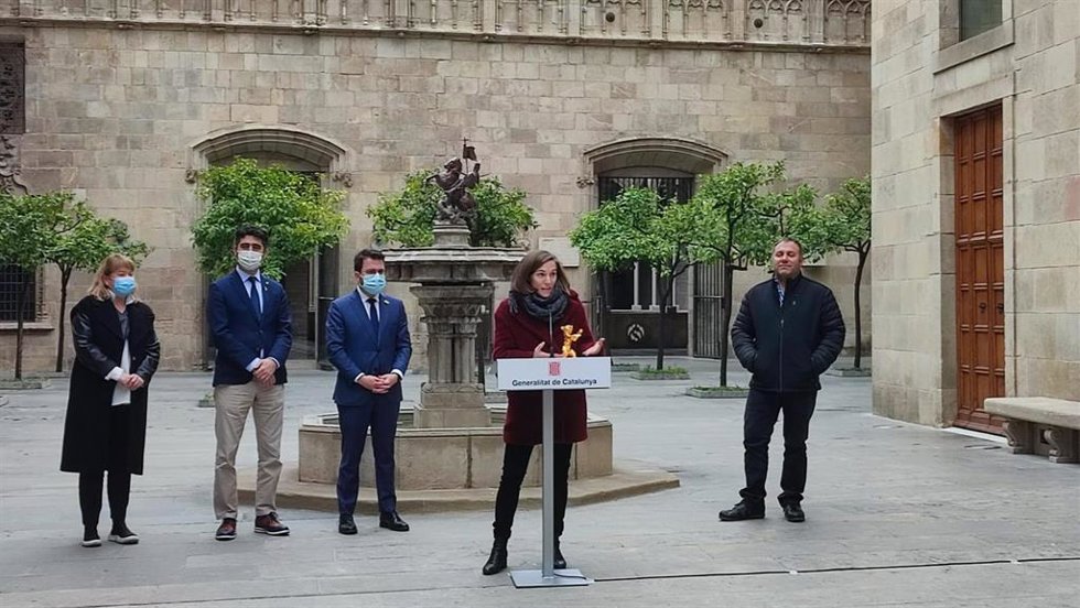 La consellera de Cultura, Natlia Garriga, junto al vicepresidente Jordi Puigneró; el presidente de la Generalitat, Pere Aragons, y la cineasta catalana Carla Simón en el Palau de la Generalitat