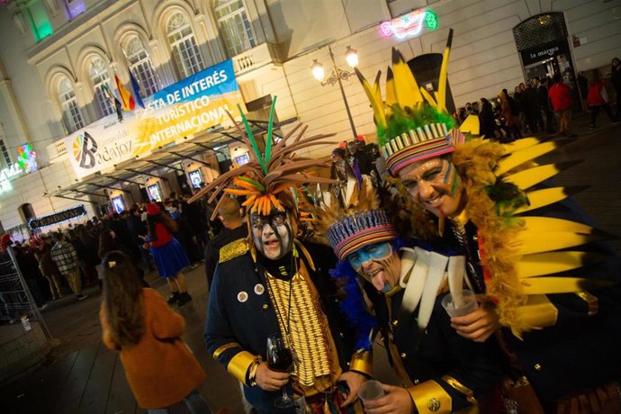 Tres hombres disfrazados delante del Teatro López de Ayala, que ha albergado el Concurso Oficial de Murgas de Badajoz en su edición de 2022.