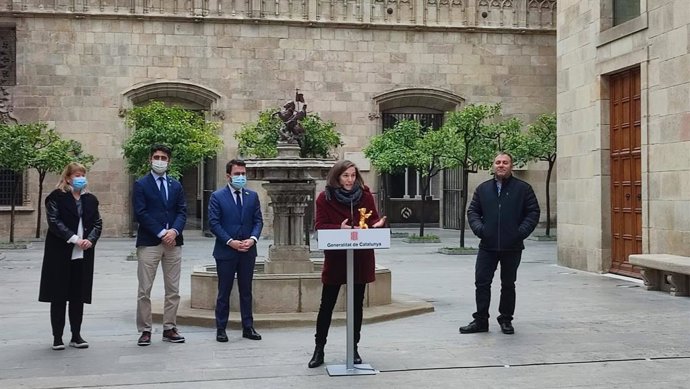 La consellera de Cultura, Natlia Garriga, al costat del vicepresident Jordi Puigneró; el president de la Generalitat, Pere Aragons, i la cineasta catalana Carla Simón en el Palau de la Generalitat