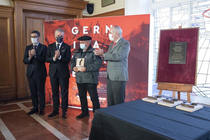 El Lehendakari, Iñigo Urkullu, el Ministrode la Presidencia; Relaciones con las Cortes y Memoria Histórica, Félix Bolaños, y en el acto de homenaje a los trabajadores forzados por la dictadura que construyeron el ferrocarril Gernika- Bermeo.