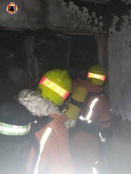 Bomberos sofocan de madrugada un incendio en una discoteca abandonada de Ontinyent