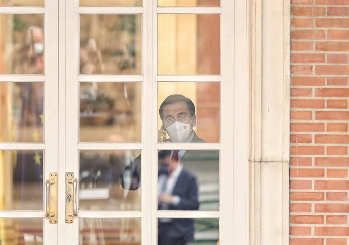 El ministro de Exteriores, Unión Europea y Cooperación, José Manuel Albares, habla por teléfono en el acto de la declaración institucional sobre la situación en Ucrania desde el Palacio de La Moncloa, a 24 de febrero de 2022, en Madrid (España). El pres