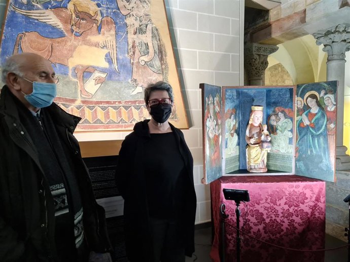 La directora general de Patrimonio, Marisancho Menjón, visita la restauración de la Virgen de Espuéndolas en Jaca (Huesca).