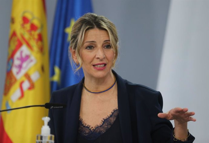 La vicepresidenta segunda y ministra de Trabajo y Economía Social, Yolanda Díaz, comparece tras la reunión del Consejo de Ministros, en el Complejo de la Moncloa, a 22 de febrero de 2022, en Madrid (España).