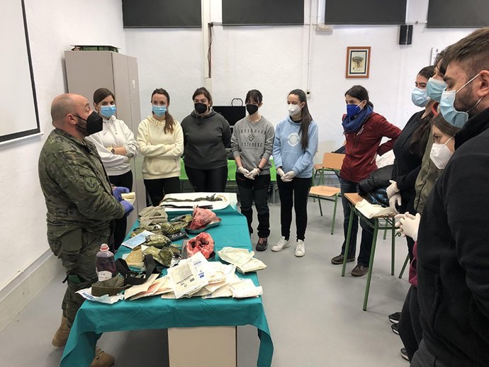 Los alumnos del Grado en Enfermería de la Universidad Católica de Ávila (UCAV) han visitado AGRUSSAN, la Agrupación Sanitaria del Ejército de Tierra.
