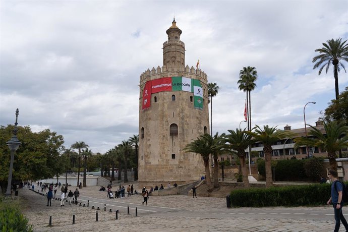 La Torre del Oro de Sevilla se viste con la bufanda del 'Gran Derbi'