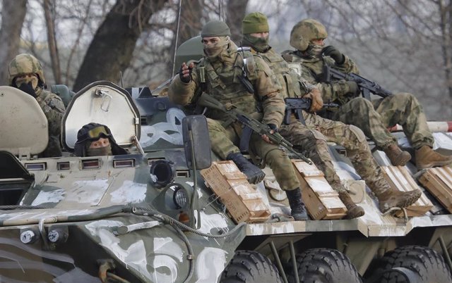 Varios militares viajan en un vehículo blindado por una carretera cerca de la frontera entre Rusia y Ucrania en la región de Belgorod, Rusia.