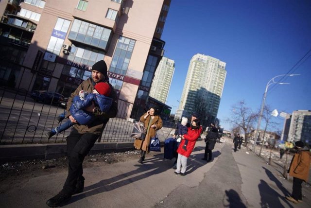 Personas evacuadas en Kiev tras los ataques rusos