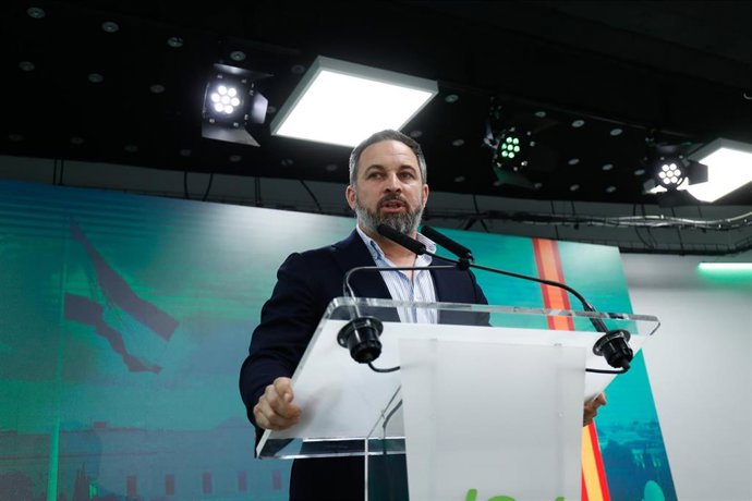 El presidente de Vox, Santiago Abascal, en una rueda de prensa, en la sede nacional de Vox, a 21 de febrero de 2022, en Madrid (España). Durante la rueda de prensa, Abascal ha informado sobre la posición de Vox en la formación de Gobierno en Castilla y 