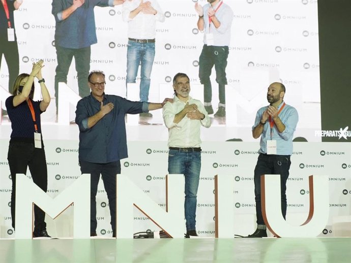 El nuevo presidente de mnium Cultural, Xavier Antich, junto al expresidente de la entidad, Jordi Cuixart, y el exvicepresidente, Marcel Mauri