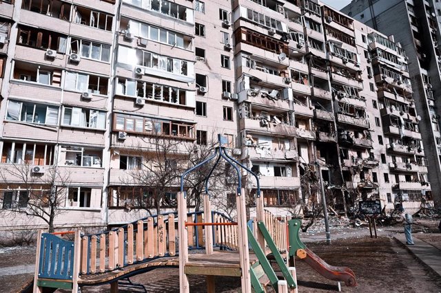 Edificio con daños en Kiev