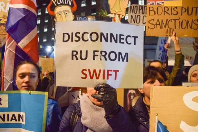 Mensaje a favor de la desconexión de  Rusia del SWIFT en una protesta en Londres