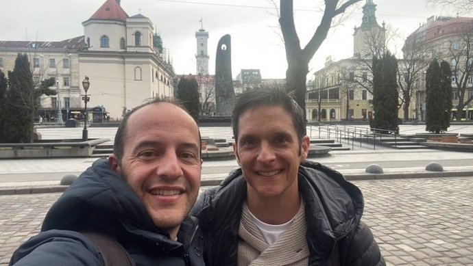 Lluís Cortés, seleccionador femenino de Ucrania, y su preparador físico Jordi Escura
