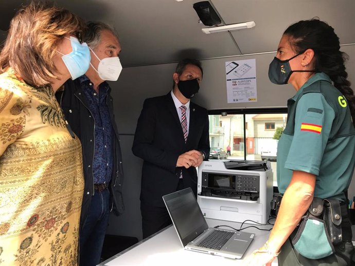El delegado del Gobierno, José Miñones, visita una de las Oficinas Móviles de Atención al Peregrino de la Guardia Civil