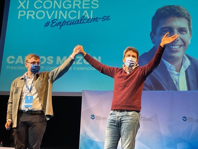 El presidente del PPCV, Carlos Mazón, y el nuevo presidente de NNGG en la provincia de Valencia, Javier Camarasa, durante el XI Congreso Provincial de NNGG de Valencia