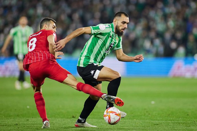 Archivo - Joan Jordan of Sevilla and Borja Iglesias of Real Betis in action during the spanish league, the round of 16 of the Copa del Rey, football match played between Real Betis and Sevilla FC at Benito Villamarin stadium on January 15, 2022, in Sevi