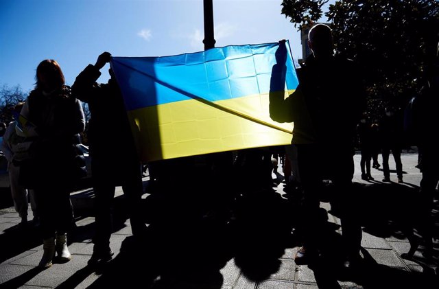Varias personas, con una bandera de Ucrania