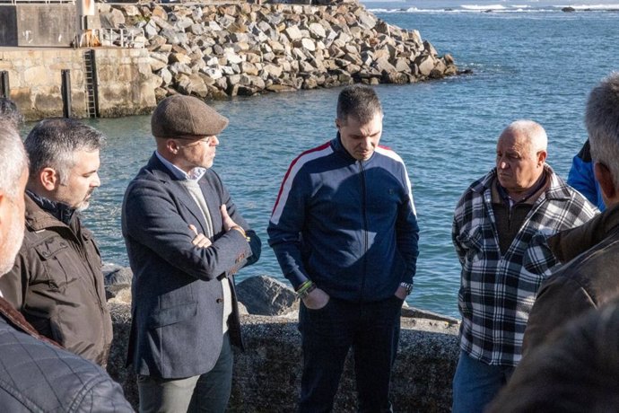 El eurodiputado de Vox, Jorge Buxadé, con marineros en Malpica (A Coruña)