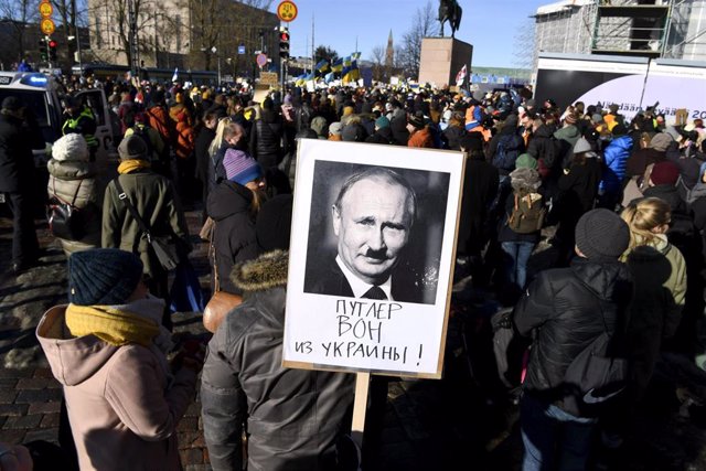 Protesta contra la invasión rusa de  Ucrania en Helsinki   