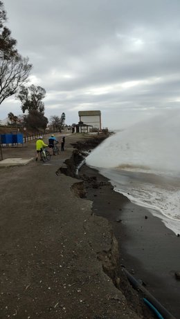 Rotura de tubería de agua potable en la costa de Vélez-Málaga