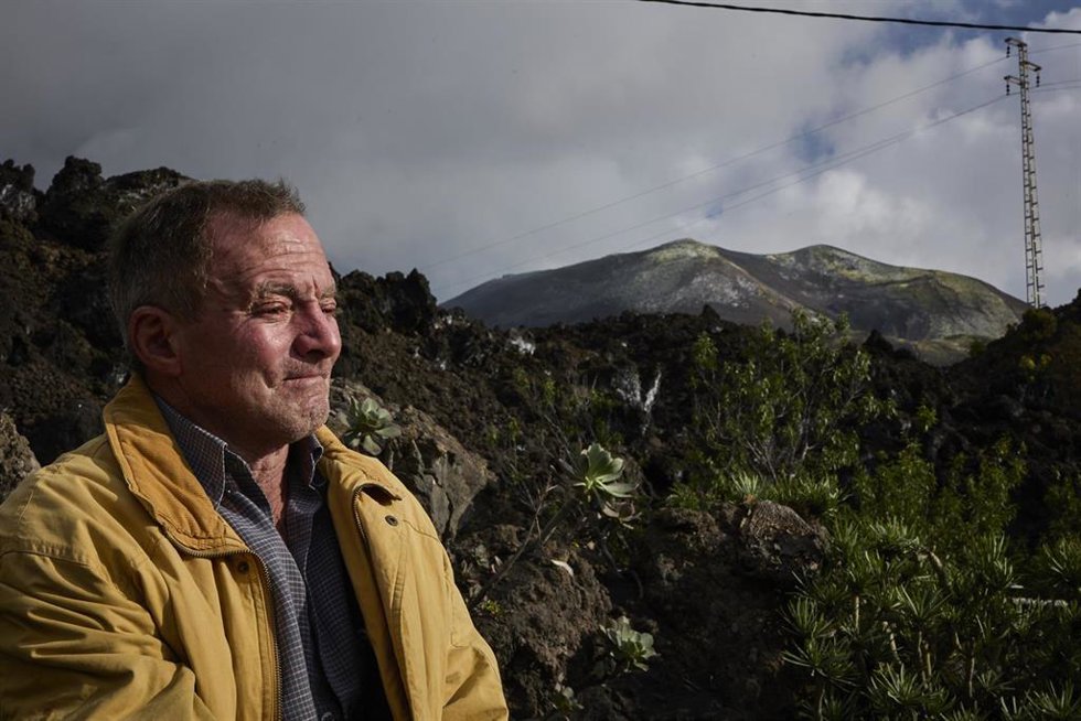El residente de la Palma Manuel, de 66 años, en las inmediaciones de su casa, en Tacande, a 25 de febrero de 2022, en El Paso, La Palma, Canarias (España). Manuel lleva veinte días viviendo de nuevo en su casa después de que el volcán paró de emitir lav