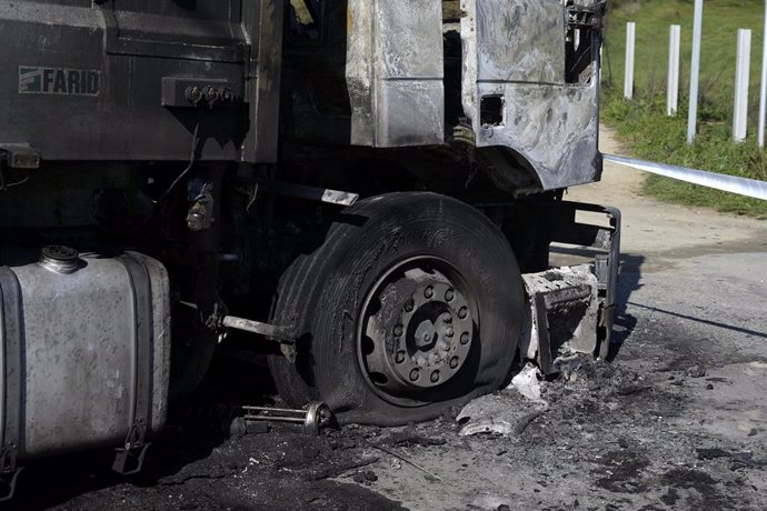 Un camión calcinado tras las tercera madrugada de incidentes por el conflicto de la basura, a 25 de febrero de 2022, en A Coruña