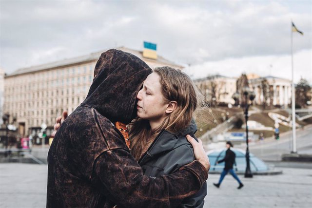 Una pareja se abraza, en la Plaza Maidán, a 26 de febrero de 2022, en Kiev (Ucrania). 