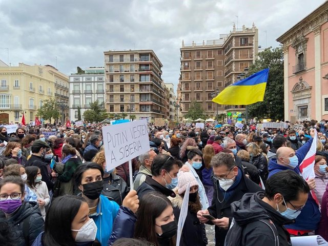 El 'No A La Guerra' Ha Llenado Este Sábado La Plaza De La Virgen De València, En Una Concentración Que Ha Pedido Una "Ucrania Libre" Y "Medidas No Violentas Y Contundentes" Que Frenen El "Imperialismo Ruso" Y El Sufrimiento De Este Pueblo.