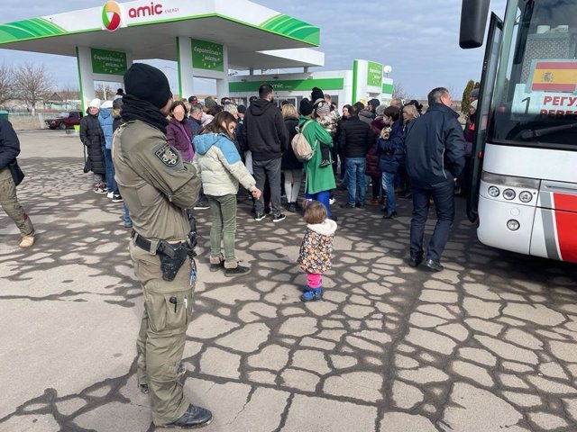 Convoyes con españoles escoltados por los GEO en Ucrania.