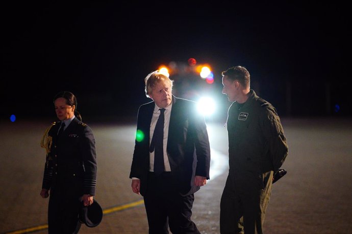26 February 2022, United Kingdom, Brize Norton: UK Prime Minister Boris Johnson meets with military personnel at RAF Brize Norton in Oxfordshire to thank them for their ongoing work facilitating military support to Ukraine and NATO. Britain has pledged 