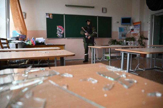 Miliciano de Donetsk en una escuela vacía 